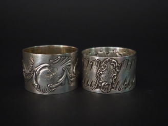 Vente aux enchères Deux différents ronds de serviette de style Louis XV en argent, poinço