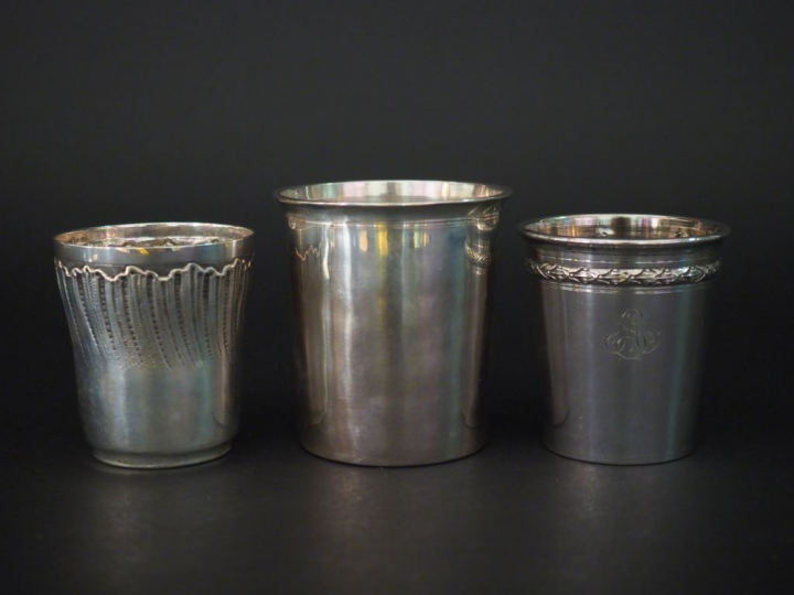 Ensemble comprenant :  - une timbale en argent, poinçon Minerve, à déc