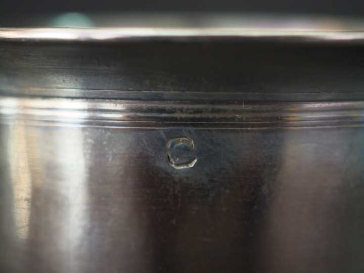 Ensemble comprenant :  - une timbale en argent, poinçon Minerve, à déc