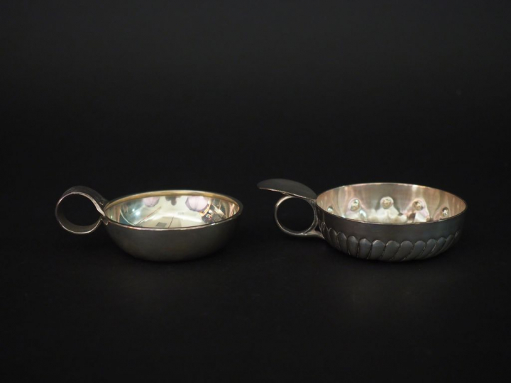 Deux différents tastes vin en argent, poinçon Minerve.  L'un en argent