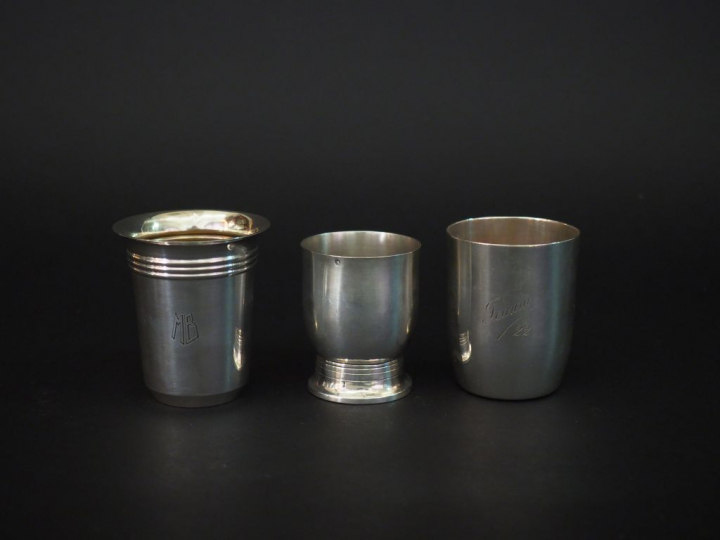 Ensemble comprenant :  - une timbale en argent, poinçon Minerve.  Marq