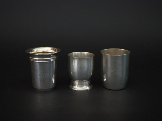 Vente aux enchères Ensemble comprenant :  - une timbale en argent, poinçon Minerve.  Marq