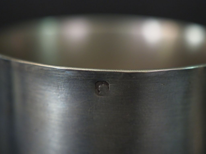 Ensemble comprenant :  - une timbale en argent, poinçon Minerve.  Marq