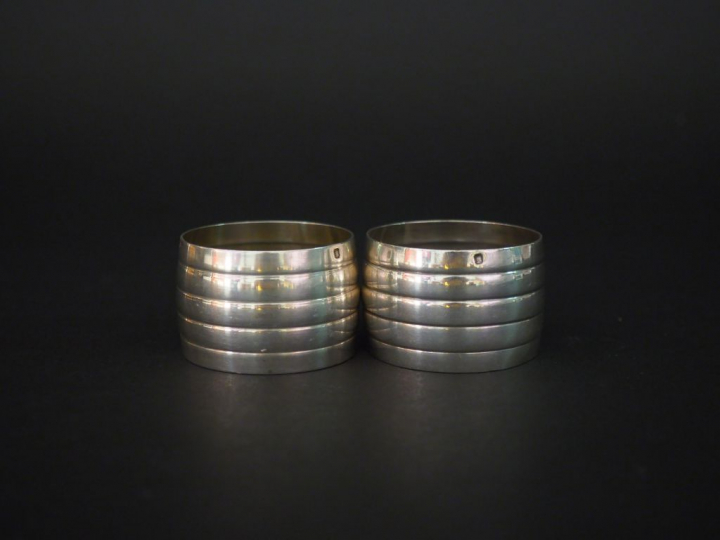 Paire de ronds de serviette en argent, poinçon Minerve, à décor de god