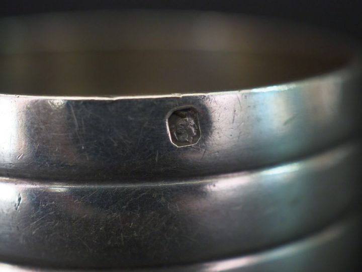 Paire de ronds de serviette en argent, poinçon Minerve, à décor de god