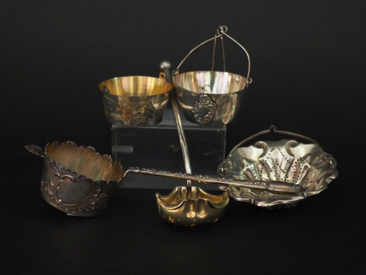 Cinq différentes passettes à thé en argent. Poids. 110 g   