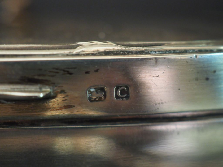 Garniture de toilette en argent anglais et verre. Comprenant :  - deux