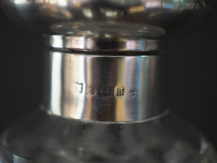 Garniture de toilette en argent anglais et verre. Comprenant :  - deux