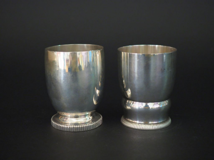 Ensemble comprenant :  - une timbale sur piédouche en argent, poinçon 