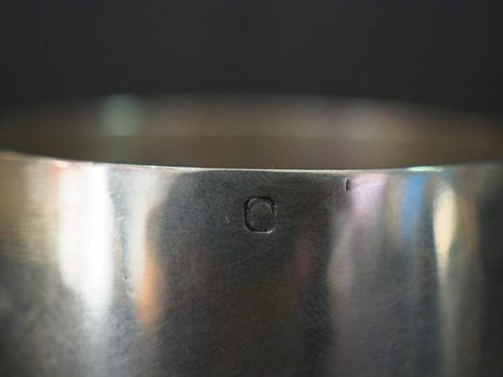 Ensemble comprenant :  - une timbale sur piédouche en argent, poinçon 