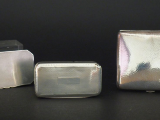 Vente aux enchères Ensemble comprenant :  - un étui à cigarettes en argent 800 martelé, d