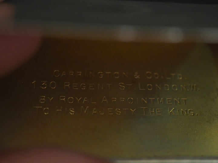 Ensemble comprenant :  - un étui à cigarettes en argent 800 martelé, d