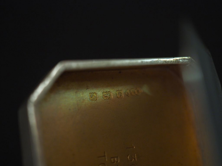 Ensemble comprenant :  - un étui à cigarettes en argent 800 martelé, d