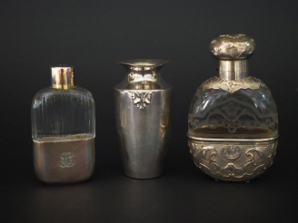 Vente aux enchères Ensemble comprenant :  - un petit vase soliflore en argent, poinçon Mi