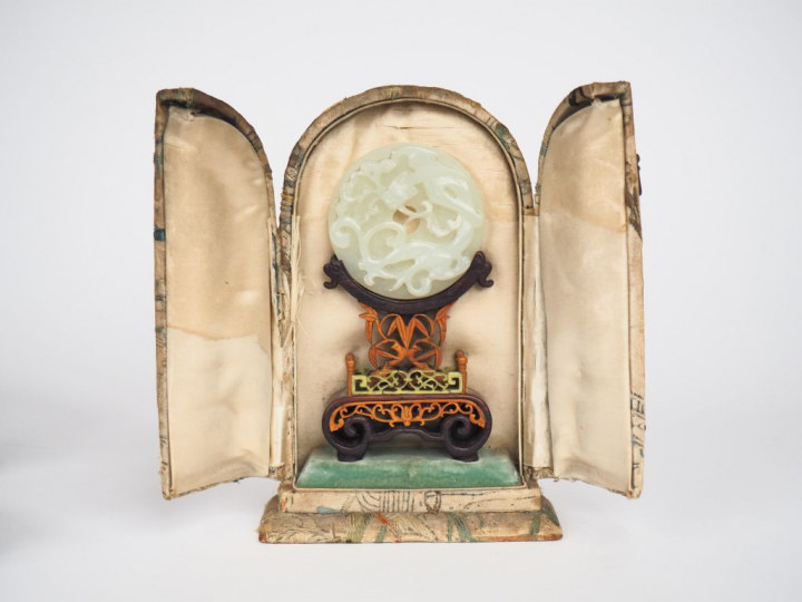 Chine, XVIIIe siècle,  Disque Bi en jade blanc finement sculpté d'un q