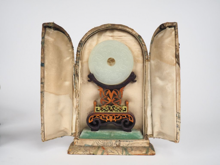 Chine, XVIIIe siècle,  Disque Bi en jade blanc finement sculpté d'un q