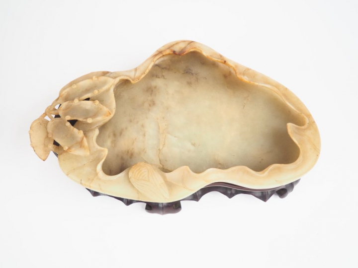 Chine, XIXe siècle, Important rince pinceaux en jade céladon infusé de