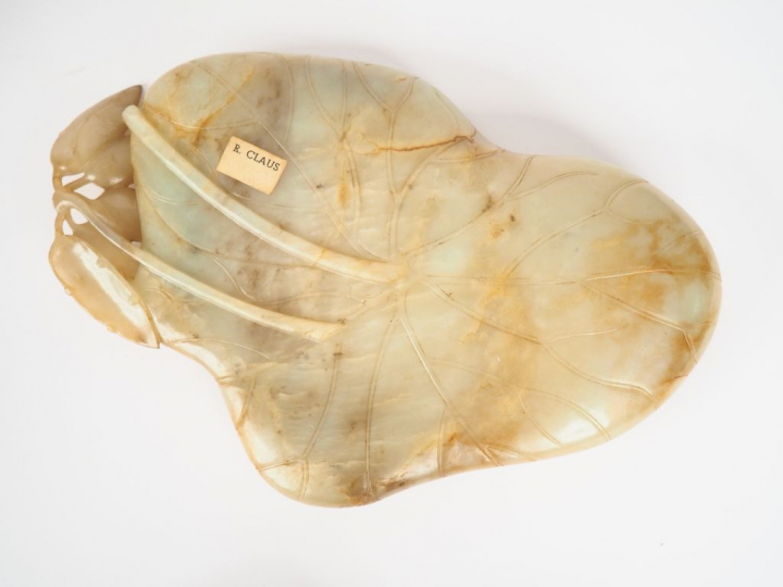 Chine, XIXe siècle, Important rince pinceaux en jade céladon infusé de