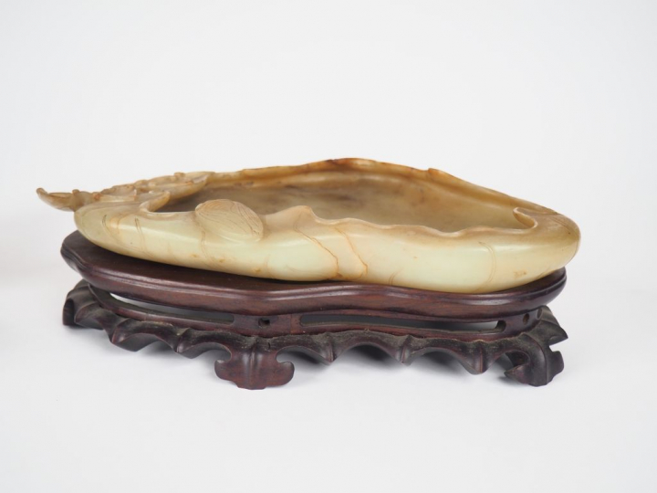 Chine, XIXe siècle, Important rince pinceaux en jade céladon infusé de