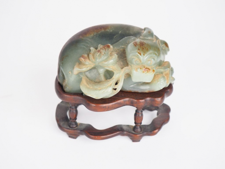 Chine, XVII-XVIIIe siècle, Groupe en jade céladon veiné de rouille rep