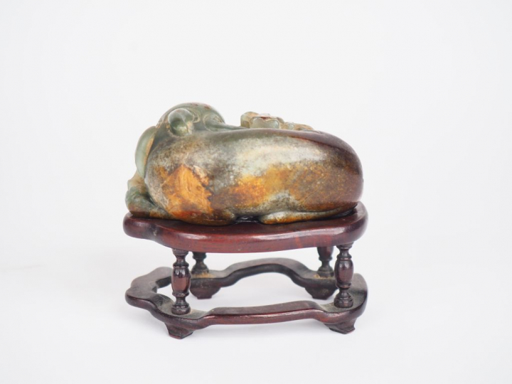 Chine, XVII-XVIIIe siècle, Groupe en jade céladon veiné de rouille rep