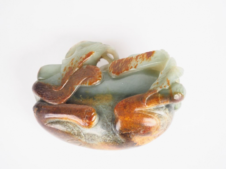 Chine, XVII-XVIIIe siècle, Groupe en jade céladon veiné de rouille rep