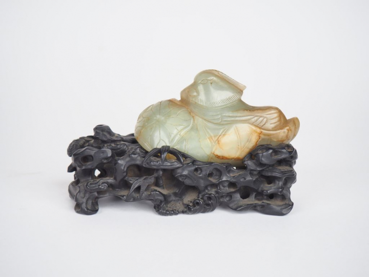 Chine, XVIIIe siècle  Sujet en jade céladon légèrement infusé de rouil