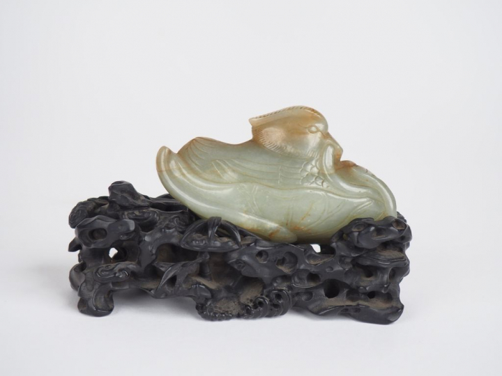 Chine, XVIIIe siècle  Sujet en jade céladon légèrement infusé de rouil