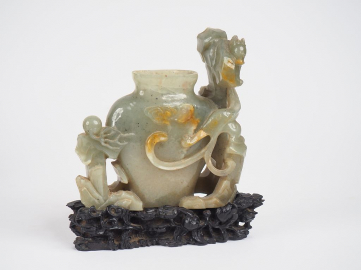 Chine, XIXe siècle,  Vase balustre en jade légèrement infusé de rouill