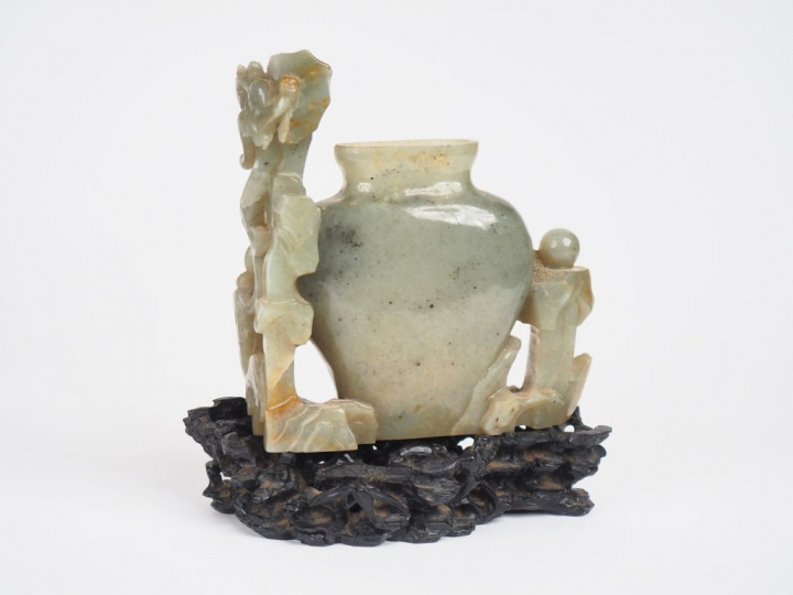 Chine, XIXe siècle,  Vase balustre en jade légèrement infusé de rouill