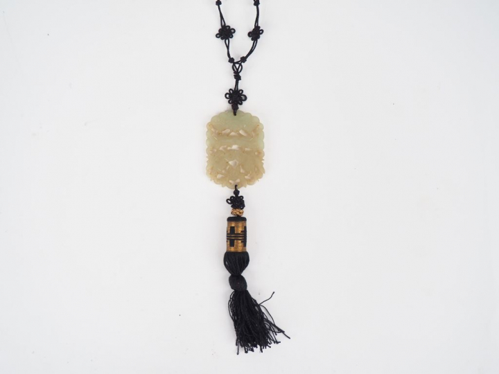 Chine, XIXe siècle,  Pendentif en jade céladon à décor ajouré de gong 