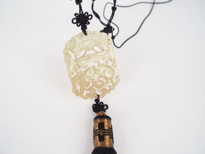 Chine, XIXe siècle,  Pendentif en jade céladon à décor ajouré de gong 