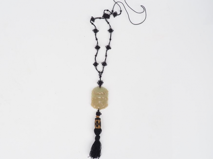 Chine, XIXe siècle,  Pendentif en jade céladon à décor ajouré de gong 