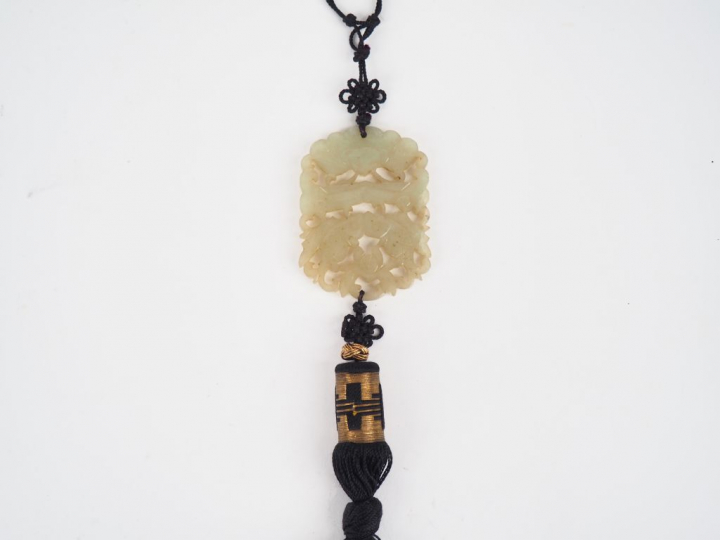 Chine, XIXe siècle,  Pendentif en jade céladon à décor ajouré de gong 