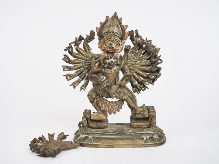 Tibet, début Xxe siècle,  Statuette de Yamantaka en bronze doré et cui