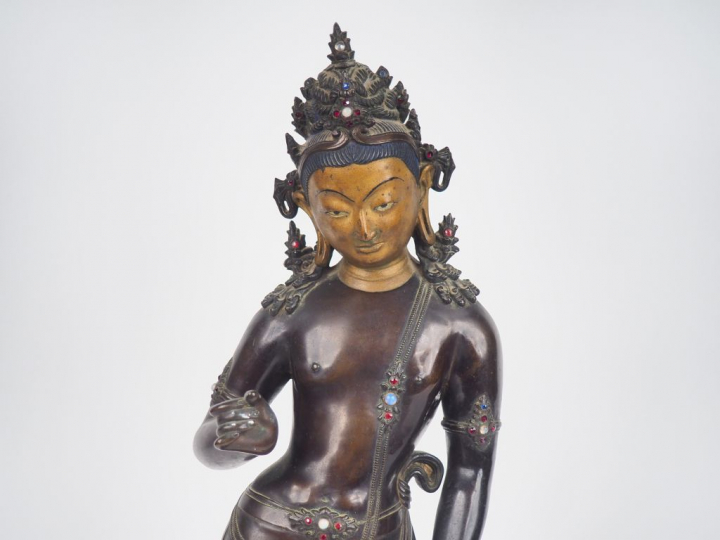 Tibet, début XXe siècle, Boddhisattva en bronze de patine brune et dor