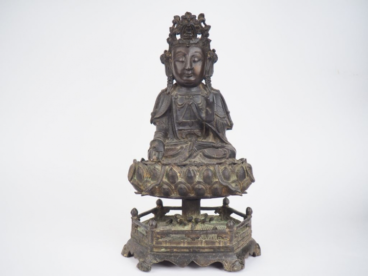 Chine, XVIIe Avalokitesvara assis sur un lotus emergeant des flots écu