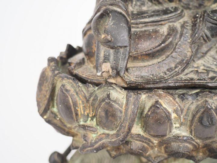 Chine, XVIIe Avalokitesvara assis sur un lotus emergeant des flots écu