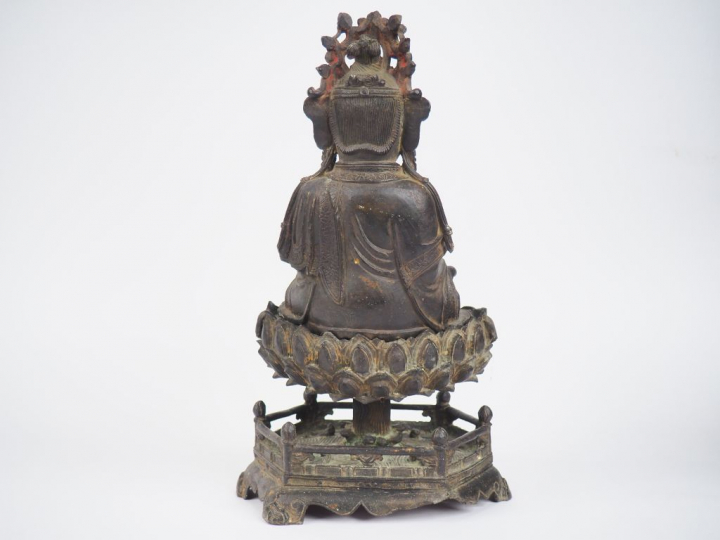 Chine, XVIIe Avalokitesvara assis sur un lotus emergeant des flots écu