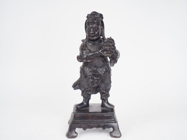 Chine, époque Ming, XVIIe siècle,  Sujet en bronze représentant un des