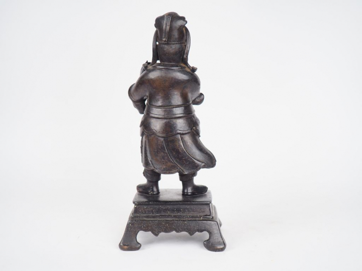 Chine, époque Ming, XVIIe siècle,  Sujet en bronze représentant un des