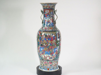 Vente aux enchères Canton, XIXe siècle, Exceptionnel vase de Palais de forme balustre en 