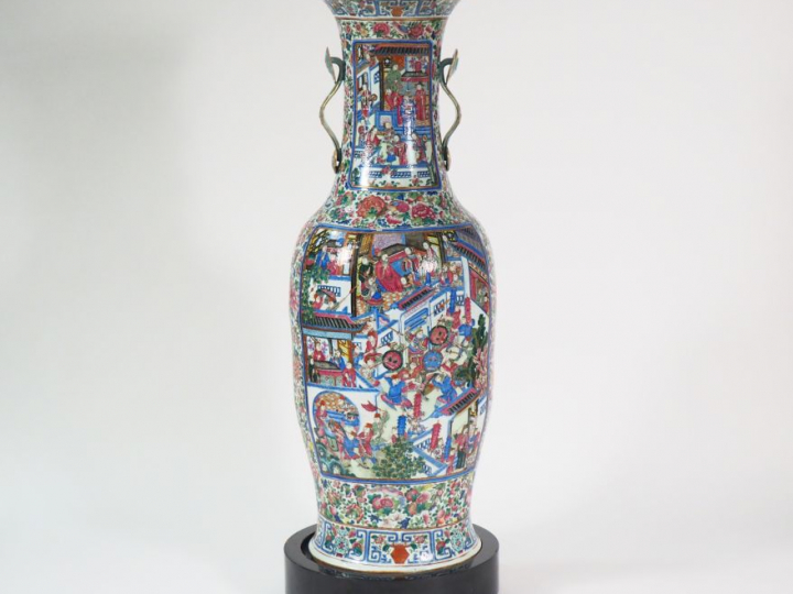 Canton, XIXe siècle, Exceptionnel vase de Palais de forme balustre en 