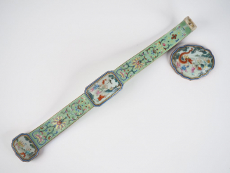 Vente aux enchères Chine, période Jiaqing (1796-1820) Sceptre ruyi en biscuit et émaux de