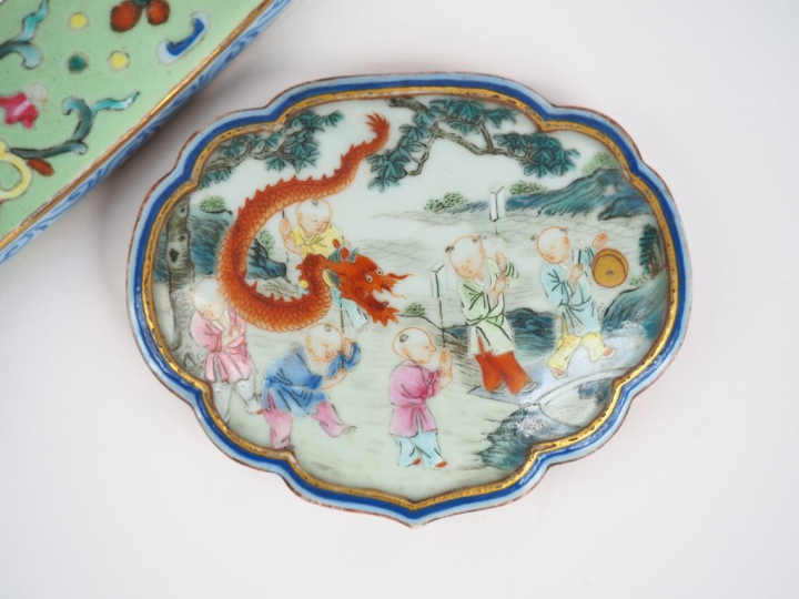 Chine, période Jiaqing (1796-1820) Sceptre ruyi en biscuit et émaux de