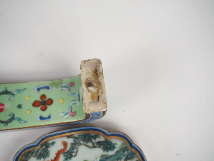 Chine, période Jiaqing (1796-1820) Sceptre ruyi en biscuit et émaux de