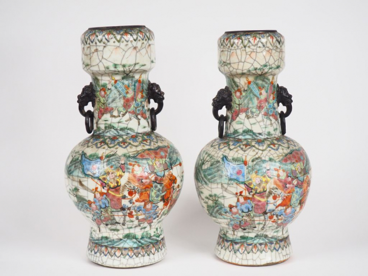 Nankin fin XIXe siècle,  Paire de vases de forme balustre à décor en é