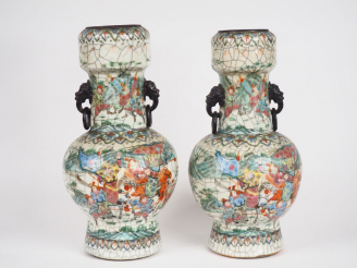 Vente aux enchères Nankin fin XIXe siècle,  Paire de vases de forme balustre à décor en é