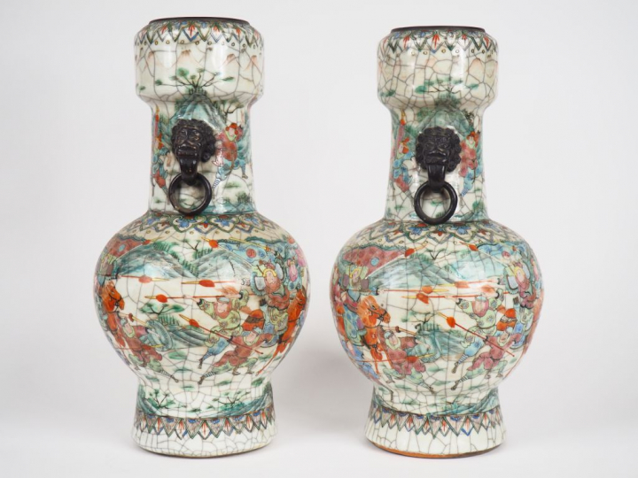 Nankin fin XIXe siècle,  Paire de vases de forme balustre à décor en é