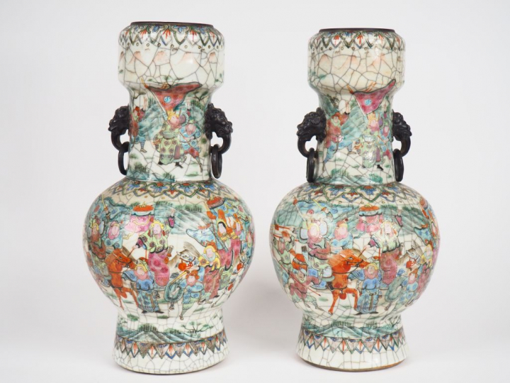 Nankin fin XIXe siècle,  Paire de vases de forme balustre à décor en é